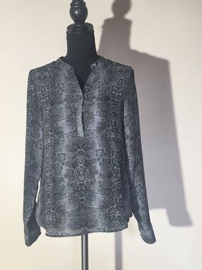 Violet & Claire Black and Gray Snake Print Button-Down Blouse (Size S)